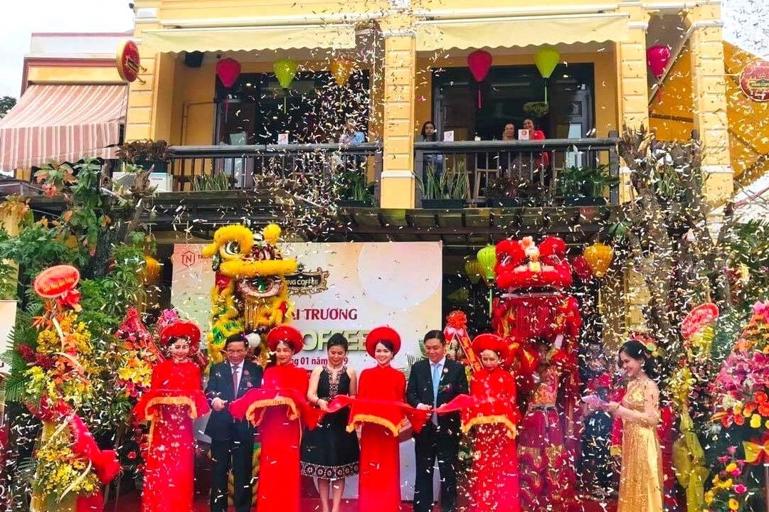 Bạn nên chọn người hợp tuổi và đáng tin cậy để đứng ra làm lễ khai trương